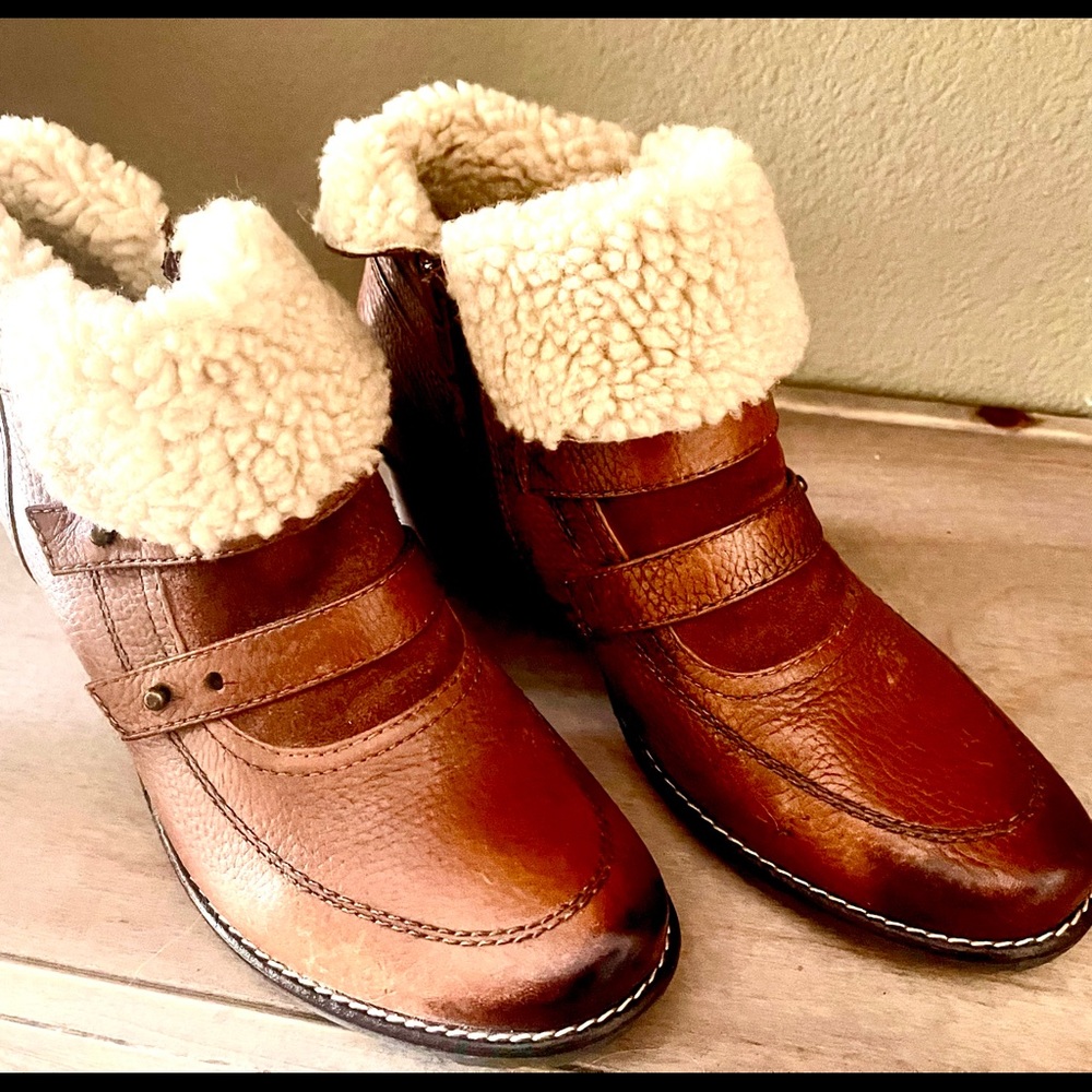 Earth Boots 8.5 leather with suede stylish & warm. Goes good w/ Jeans or dress!